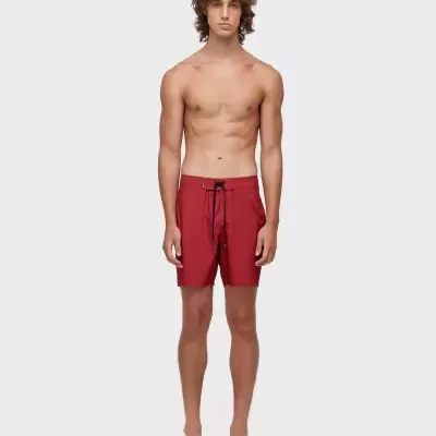 Calções de banho vermelhos com cordão preto usados por homem