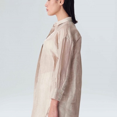 Camisa bege clara leve com mangas compridas vista de perfil