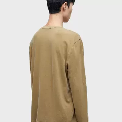 Camisola bege de manga comprida vista pelas costas