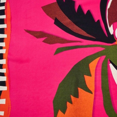 Pano colorido com padrão floral e bordas listradas