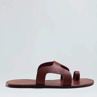 Sandália masculina castanha de couro com tira para o dedão