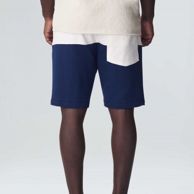 Calções masculinos azuis e brancos vistos de trás