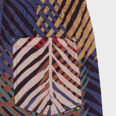 Calção com padrão geométrico colorido e bolso traseiro com botão e etiqueta OSKLEN