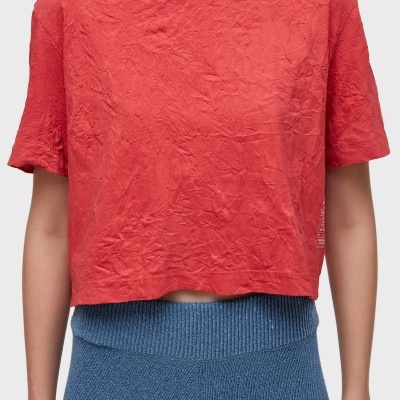 T-shirt cropped vermelha com textura vincada e mangas curtas