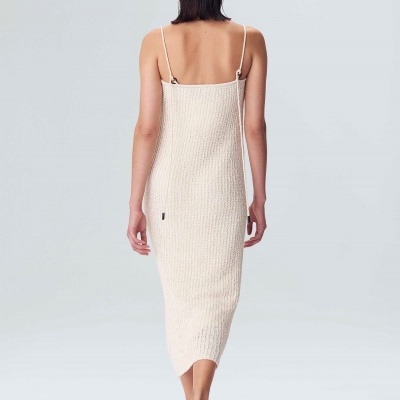 Vestido comprido branco de malha com alças finas visto de costas