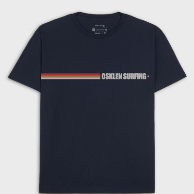 T-shirt azul escura OSKLEN SURFING com faixas coloridas e texto no peito