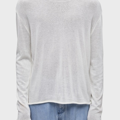 Camisola branca de malha fina com decote redondo e mangas compridas