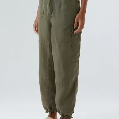 Calças verdes largas com bolsos grandes e bainhas ajustáveis em fundo branco