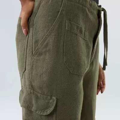 Calças cargo verde-oliva com bolsos e cordão na cintura