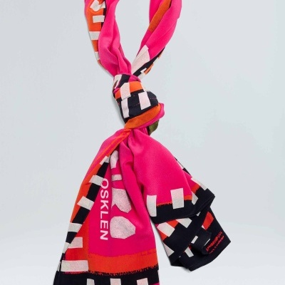 Lenço colorido com padrão geométrico e texto OSKLEN