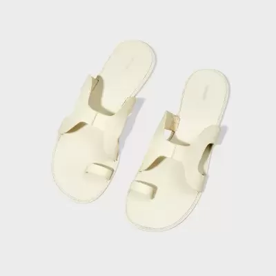 Sandálias brancas em couro com design aberto e alça para o dedão