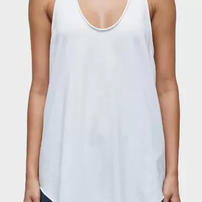 Top feminino branco de alças com nó e corte assimétrico