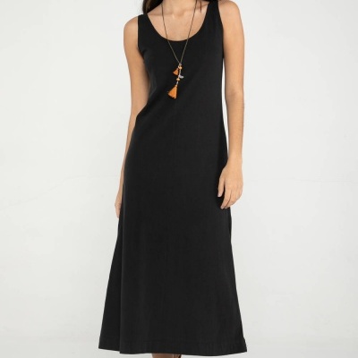 Vestido preto comprido sem mangas com colar e sandálias castanhas