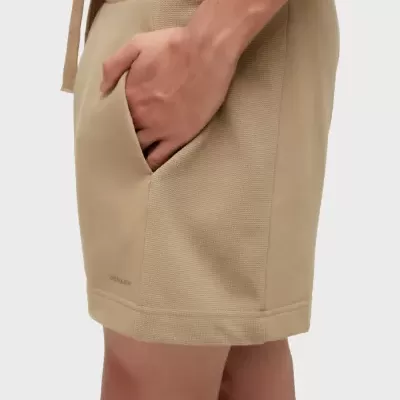 Calções bege com bolso lateral e cinto de fita