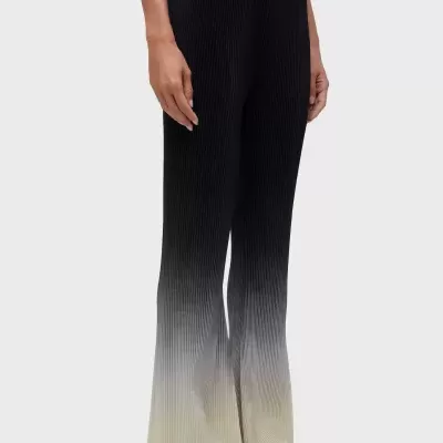 Calças plissadas com gradiente preto a bege e sandálias brancas.