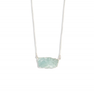 Colar com pedra bruta verde-água e corrente prateada