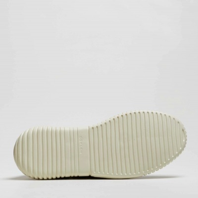 Sola de sapato bege claro vista de baixo com ranhuras horizontais