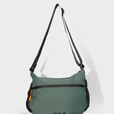 Mala de ombro verde com fecho preto e detalhes em rede preta