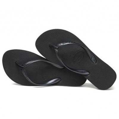 Par de chinelos pretos em borracha com tiras lisas
