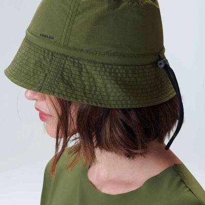 Chapéu tipo pescador verde-oliva com a marca OSKLEN