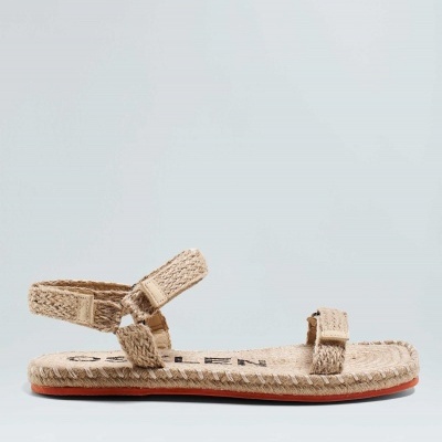 Sandália bege de tecido com tiras ajustáveis e sola vermelha