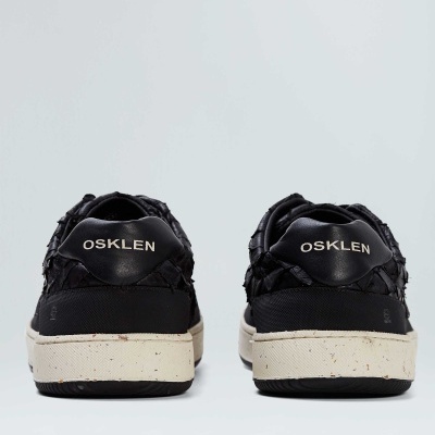Ténis pretos OSKLEN vista traseira com sola branca