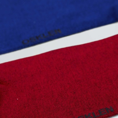 Dois sacos de tecido azul e vermelho com a palavra OSKLEN