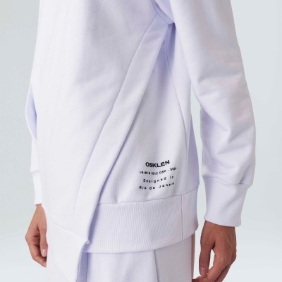 Sweatshirt branca com texto preto na lateral inferior