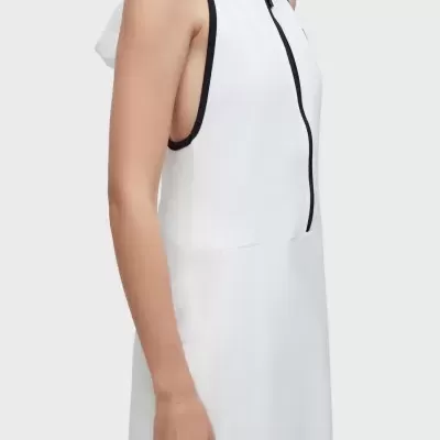 Vestido branco sem mangas com capuz e fecho preto, textura suave