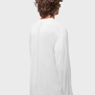 Camisola branca de manga comprida vista de costas com costura central preta