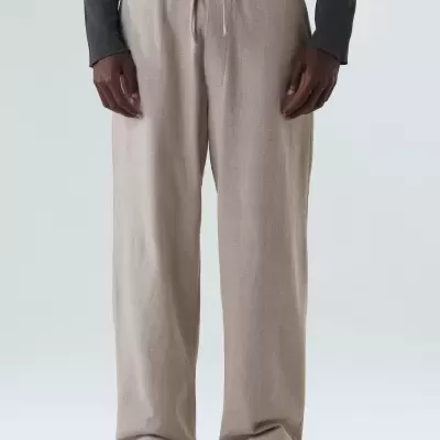 Calças de tecido bege claro com cintura elástica e cordão