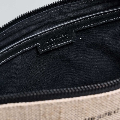 Bolsa bege com forro preto e etiqueta em couro com texto OSAILEI ITALY