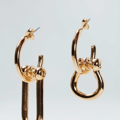 Par de brincos dourados com argolas e detalhe de nó