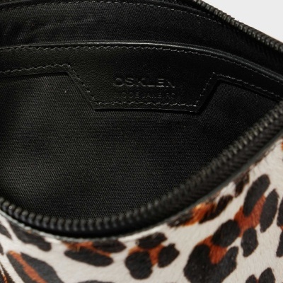 Mala animal print com interior preto e etiqueta em couro preta OSKLEN