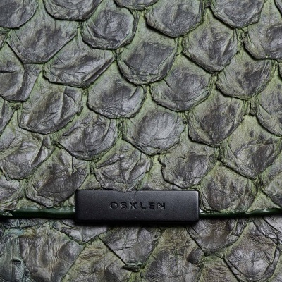 Pele texturizada verde com etiqueta preta OSKLEN