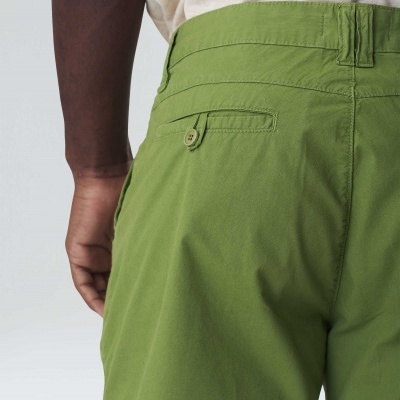 Calças verdes de tecido liso com bolso traseiro de botão