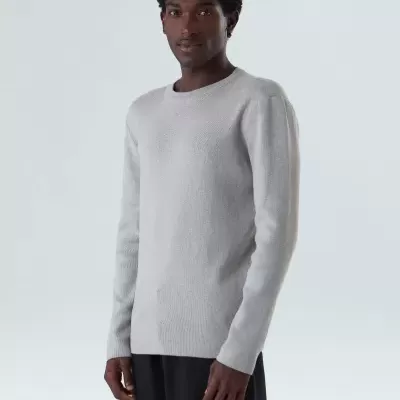 Camisola de malha cinzenta clara com gola redonda e mangas compridas