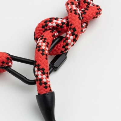 Cordão trançado vermelho, preto e branco com ponteira preta e mosquetão