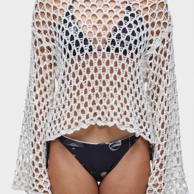 Camisola branca de malha com padrão de pontos grandes em forma de rede, usada por cima de fato de banho preto.