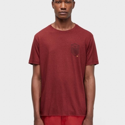 Camiseta vermelha com estampa preta no peito