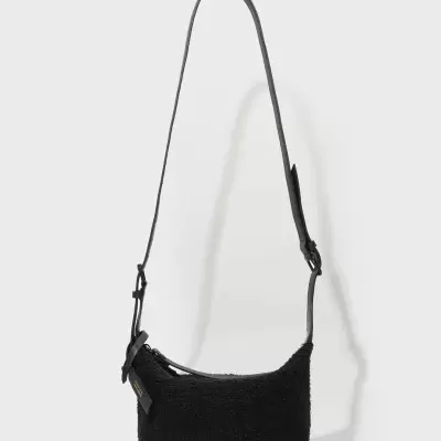 Bolsa preta de ombro com textura e ilhós metálicos