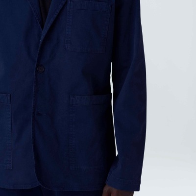 Blazer azul escuro com bolsos e botão único