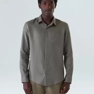 Camisa de homem cinzenta manga comprida com calções castanhos