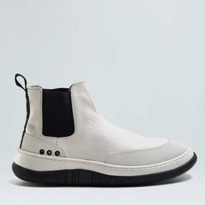Bota tipo chelsea em couro branco com elástico preto e sola preta e branca