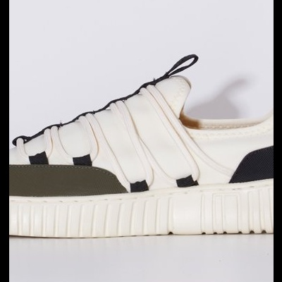 Tênis desportivo branco com detalhes pretos e verde-oliva