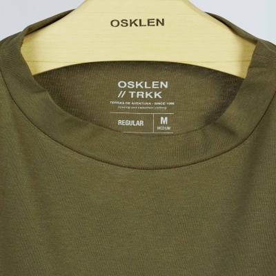T-shirt verde oliva OSKLEN com texto e cabide de madeira gravado