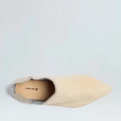 Sapato feminino de pele bege peluda, formato pontiagudo, interior em couro castanho claro