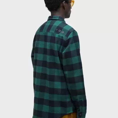 Camisa xadrez verde e preto vista de costas com detalhes metálicos