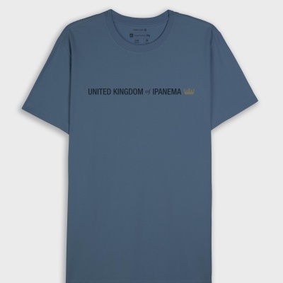 T-shirt azul com texto UNITED KINGDOM of IPANEMA e coroa dourada