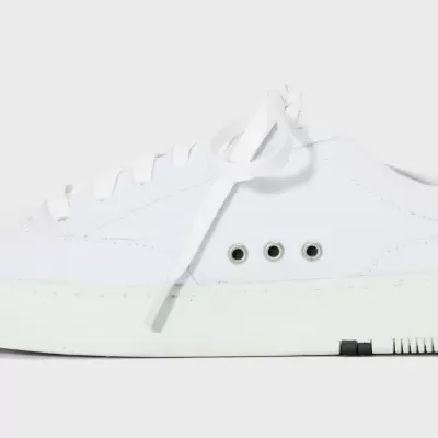 Ténis brancos de lona com sola branca e atacadores